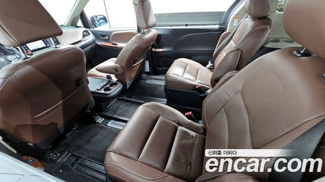 Toyota Sienna 2018 — ფოტო 12/20