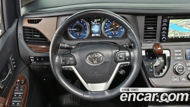 Toyota Sienna 2018 — ფოტო 13/20