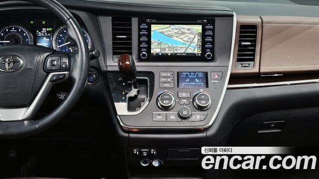 Toyota Sienna 2018 — ფოტო 15/20