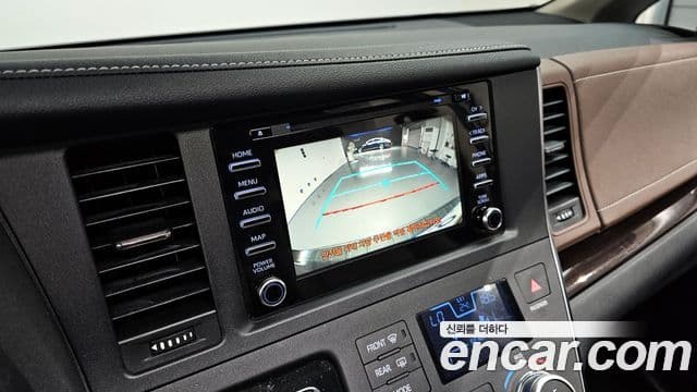 Toyota Sienna 2018 — ფოტო 16/20