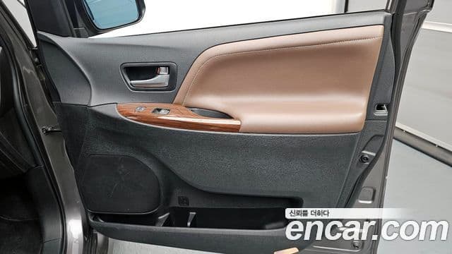 Toyota Sienna 2018 — Şəkil 27/30