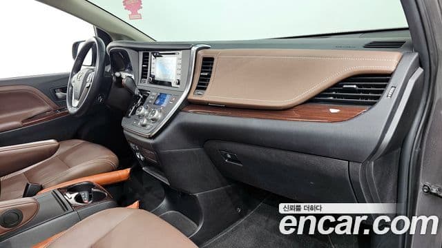 Toyota Sienna 2018 — Şəkil 13/30