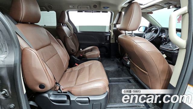Toyota Sienna 2018 — Şəkil 28/30
