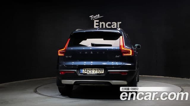 Volvo XC40 2022 — Фото 4/20