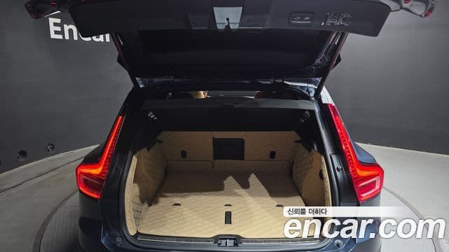 Volvo XC40 2022 — Photo 28/30