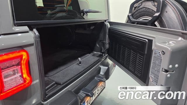 Jeep Wrangler 2022 — Şəkil 31/34