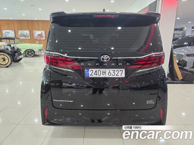 Toyota Alphard 2023 — Photo 8/17