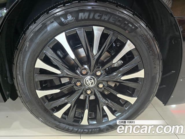 Toyota Alphard 2023 — Photo 9/17