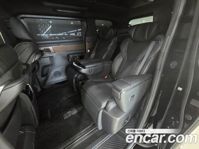 Toyota Alphard 2023 — Photo 7/17
