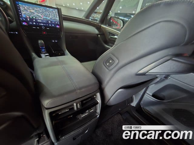 Toyota Alphard 2023 — Photo 12/17