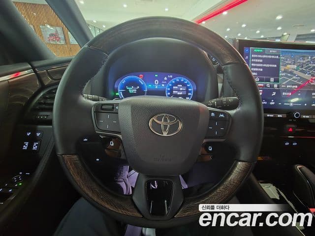 Toyota Alphard 2023 — Photo 10/17
