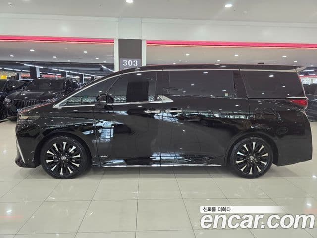 Toyota Alphard 2023 — Photo 16/17
