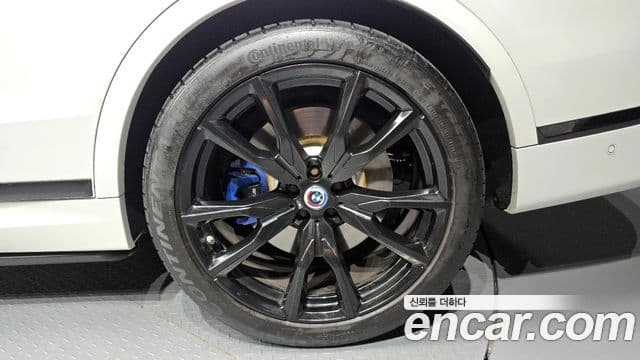 BMW X7 2023 — Photo 25/36