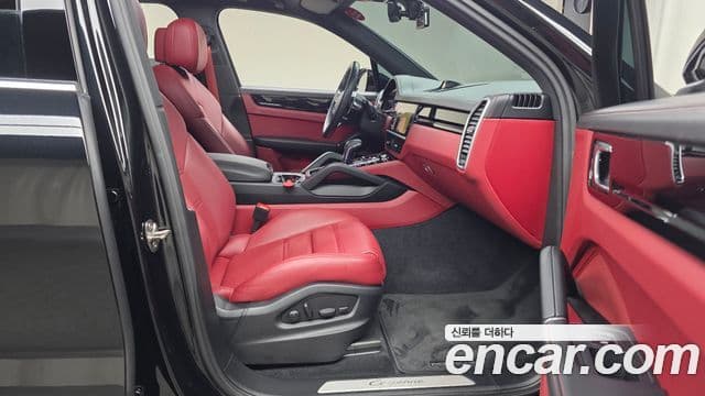 Porsche Cayenne 2022 — ფოტო 11/20