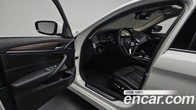 BMW 5 Series 2023 — Şəkil 10/20