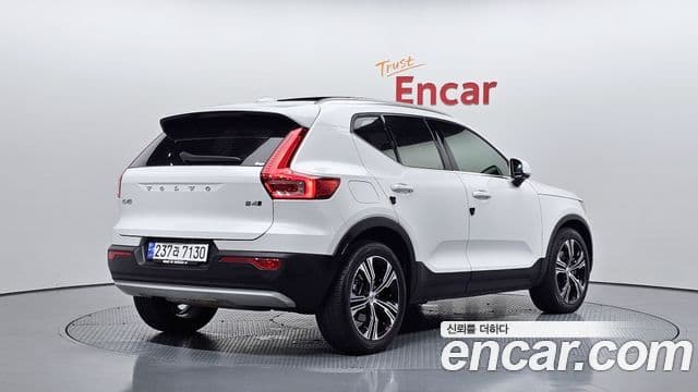 Volvo XC40 2021 — ფოტო 2/20