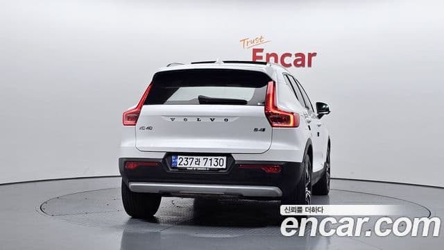 Volvo XC40 2021 — ფოტო 4/20