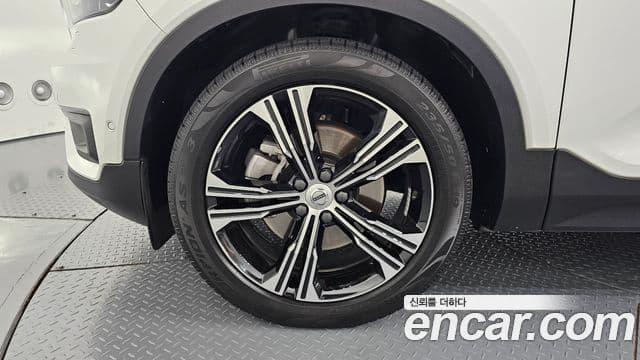 Volvo XC40 2021 — ფოტო 5/20