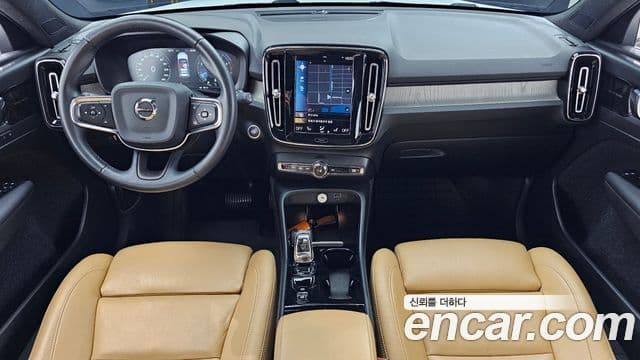 Volvo XC40 2021 — ფოტო 7/20