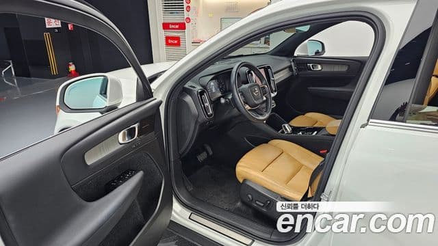 Volvo XC40 2021 — ფოტო 10/20