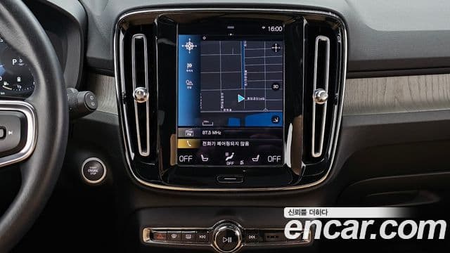 Volvo XC40 2021 — ფოტო 14/20