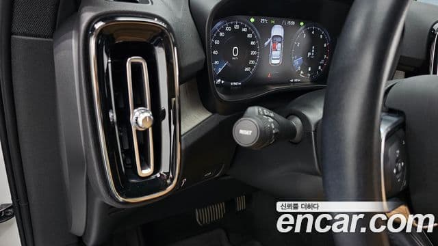 Volvo XC40 2021 — ფოტო 17/20