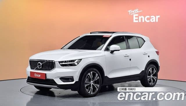 Volvo XC40 2021 — ფოტო 1/20