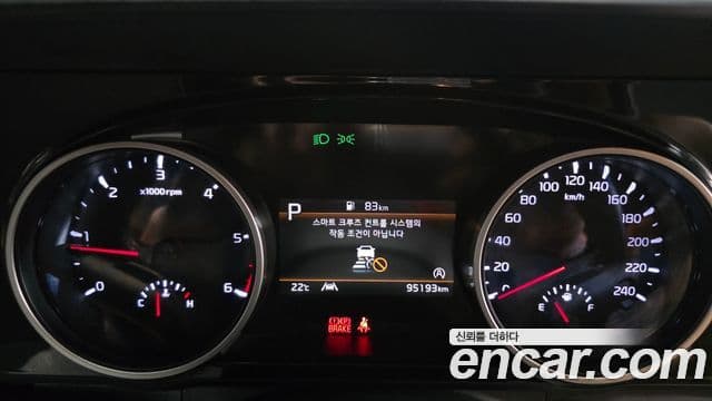 Kia Carnival 2021 — ფოტო 8/20