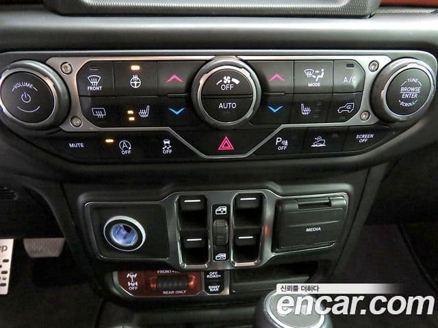 Jeep Wrangler 2021 — Şəkil 15/20
