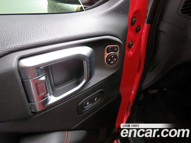 Jeep Wrangler 2021 — ფოტო 17/20
