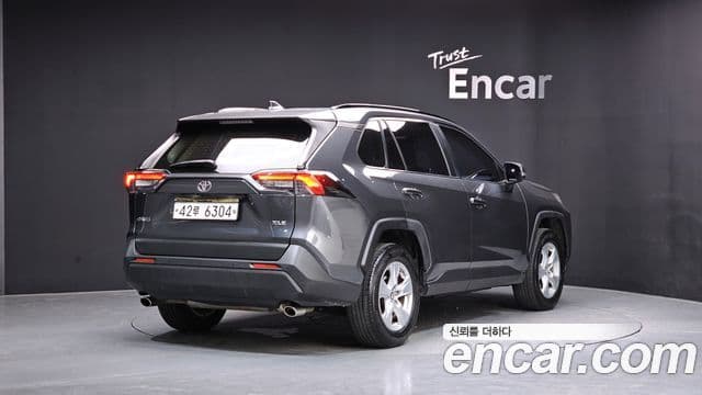 Toyota RAV4 2019 — ფოტო 2/20