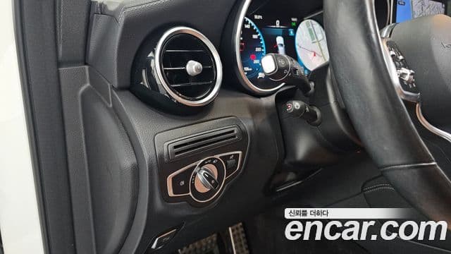 Mercedes-Benz GLC-Class 2021 — Photo 5/36