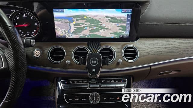 Mercedes-Benz E-Class 2018 — ფოტო 13/20