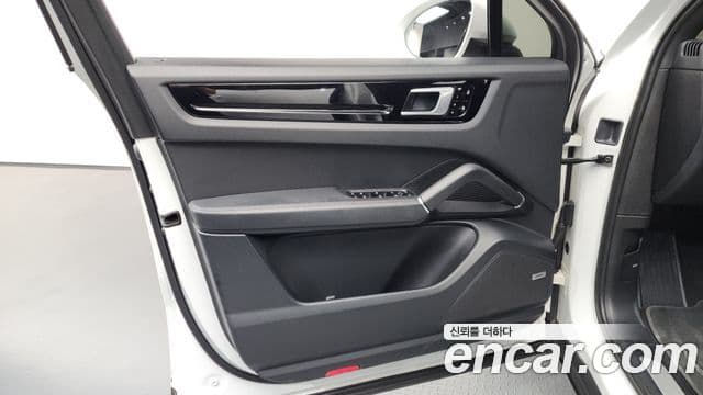 Porsche Cayenne 2020 — Photo 28/36
