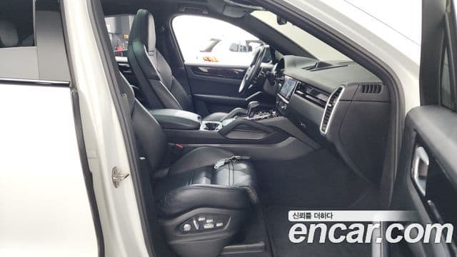 Porsche Cayenne 2020 — Photo 15/36