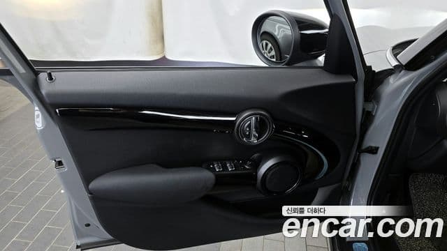 Mini Cooper 2021 — Photo 16/24