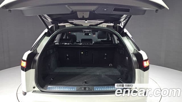 Land Rover Range Rover Velar 2023 — ფოტო 16/20