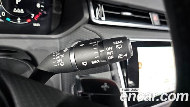 Land Rover Range Rover Velar 2023 — ფოტო 18/20