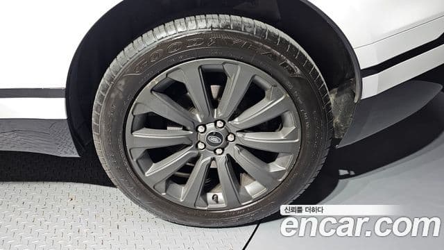 Land Rover Range Rover Velar 2023 — Photo 17/33