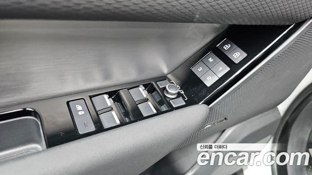 Land Rover Range Rover Velar 2023 — Photo 8/33
