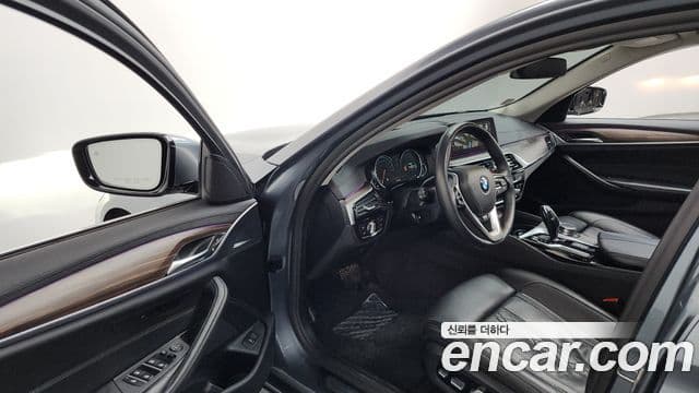 BMW 5 Series 2018 — Şəkil 10/20