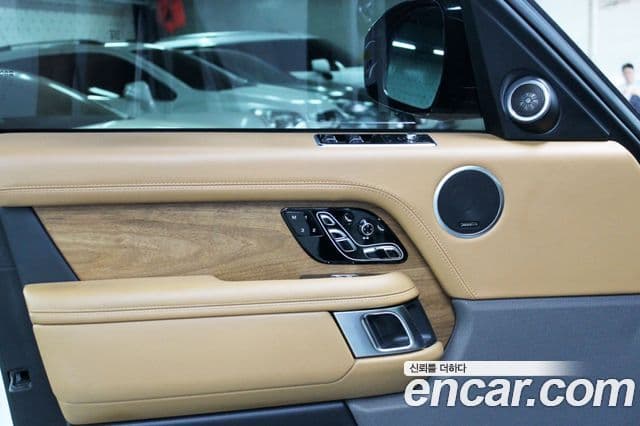 Land Rover Range Rover 2020 — ფოტო 18/20