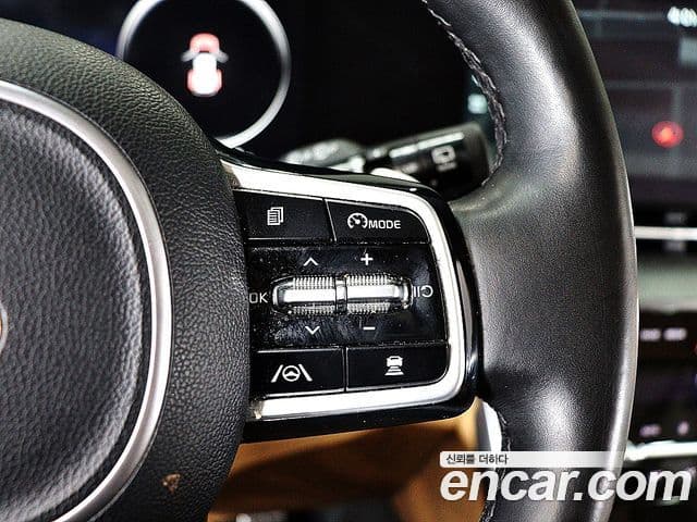 Kia Carnival 2021 — ფოტო 16/20
