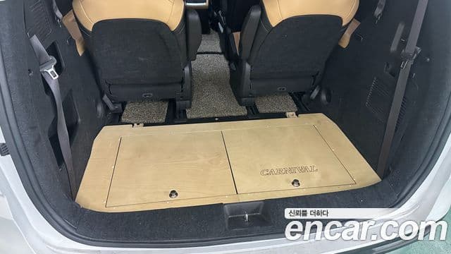 Kia Carnival 2021 — ფოტო 17/20