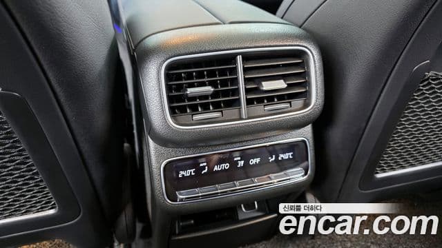 Mercedes-Benz GLE-Class 2021 — Photo 24/34