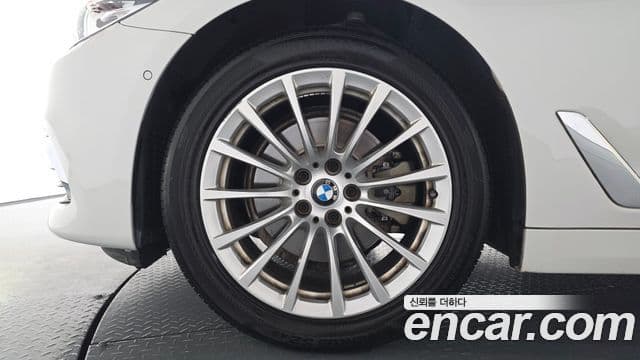 BMW 5 Series 2019 — ფოტო 5/20