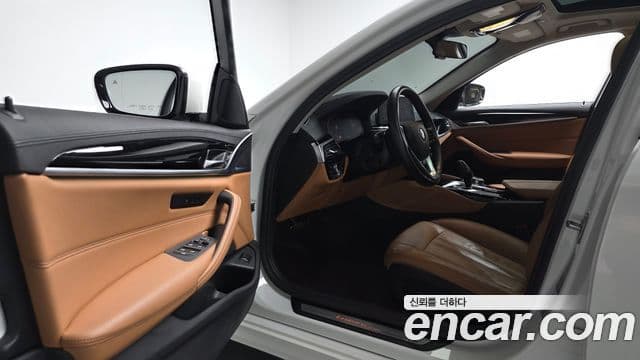 BMW 5 Series 2019 — ფოტო 10/20