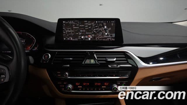 BMW 5 Series 2019 — ფოტო 13/20