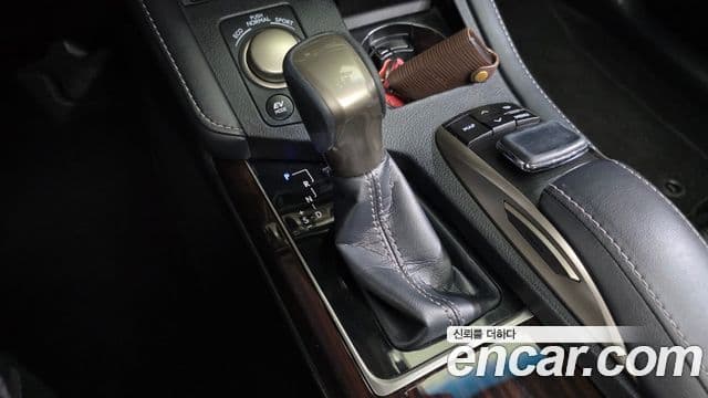 Lexus ES300h 2018 — Şəkil 9/20