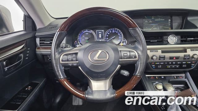 Lexus ES300h 2018 — Şəkil 15/20